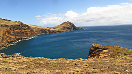Le pico do Furado et sont harche dans la mer